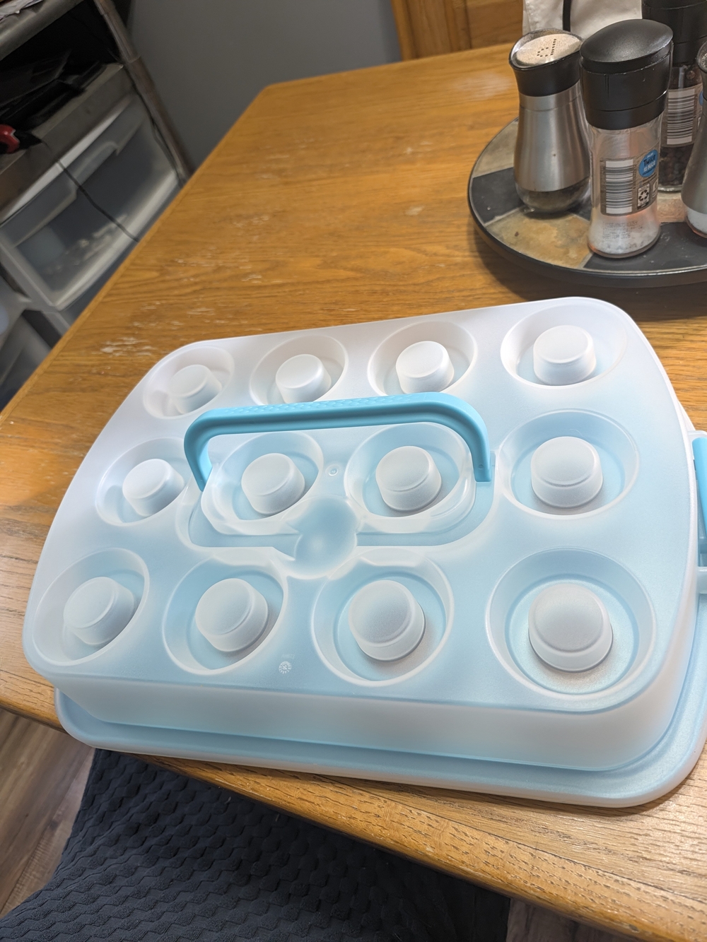 Pampered Chef
Cupcake Pan & Carrier Set